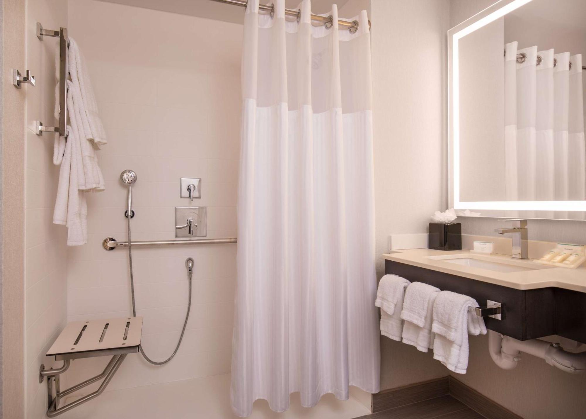 King Room with Roll-In Shower and Water View - Mobility Accessible